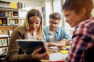 Gruppe Jugendlicher im Schulraum