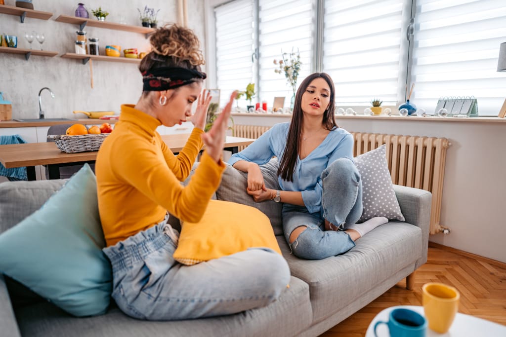 Zwei Frauen unterhalten sich auf dem Sofa