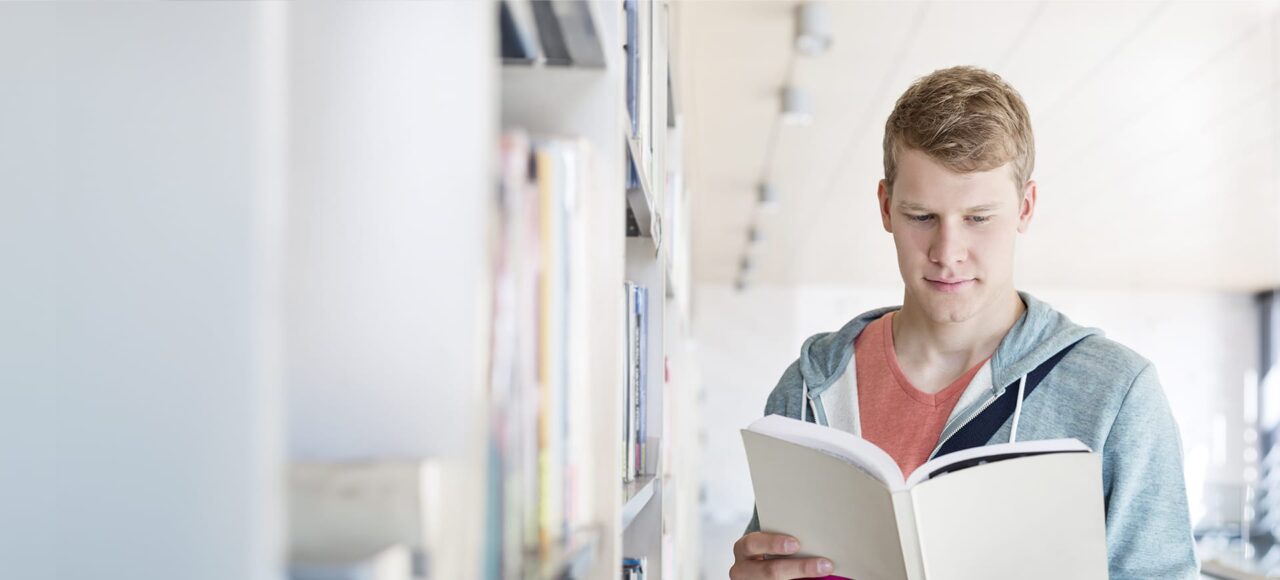Ein junger Mann liest ein Buch