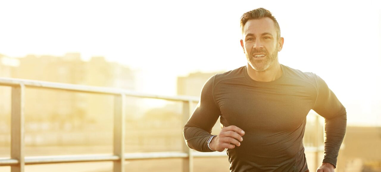 Ein Mann joggt im Sonnenuntergang