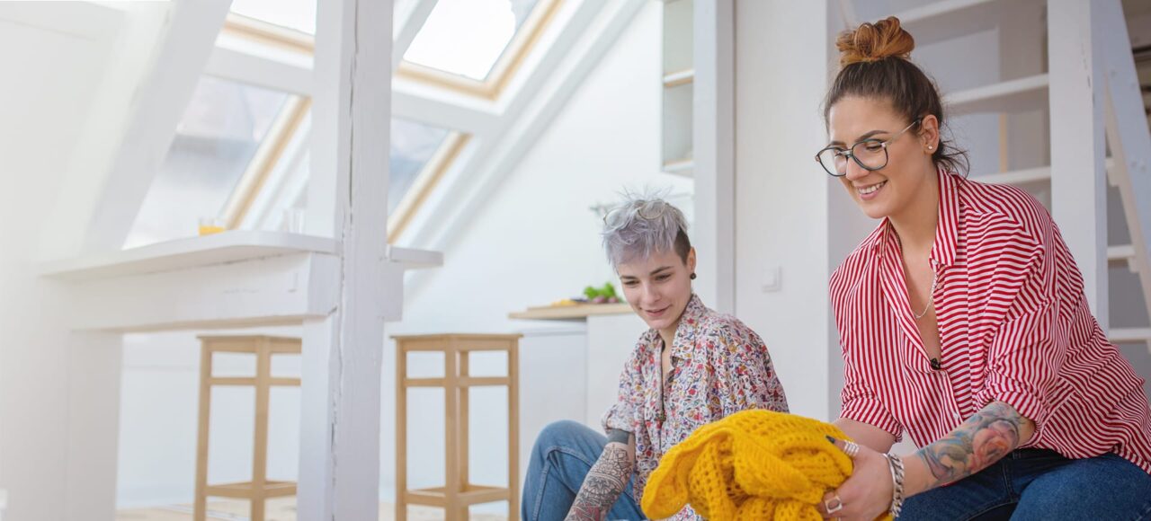 Zwei Frauen schauen ihre Klamotten an