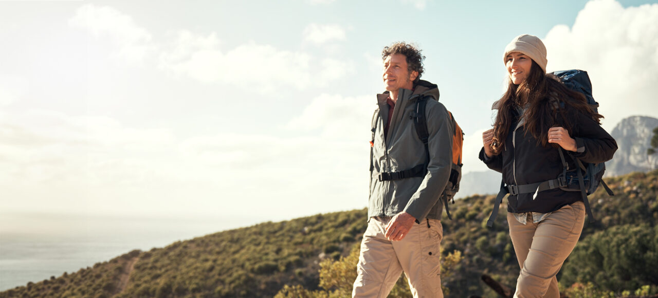 Mann und Frau wandern in den Bergen