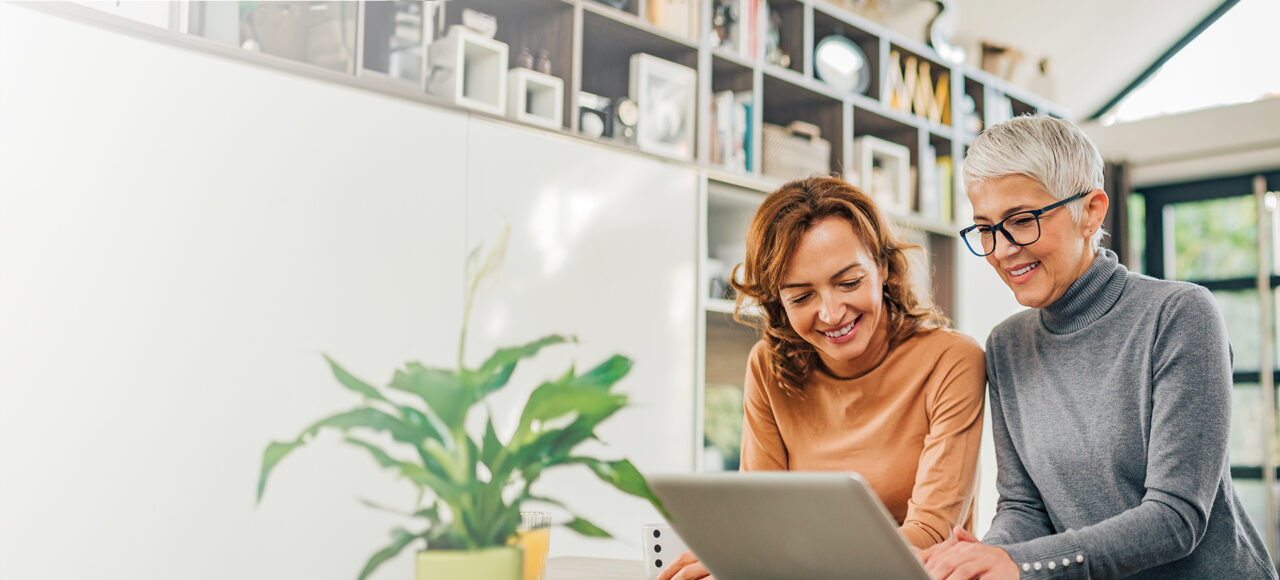 Zwei Frauen informieren sich am Laptop über die Spastik nach einem Schlaganfall