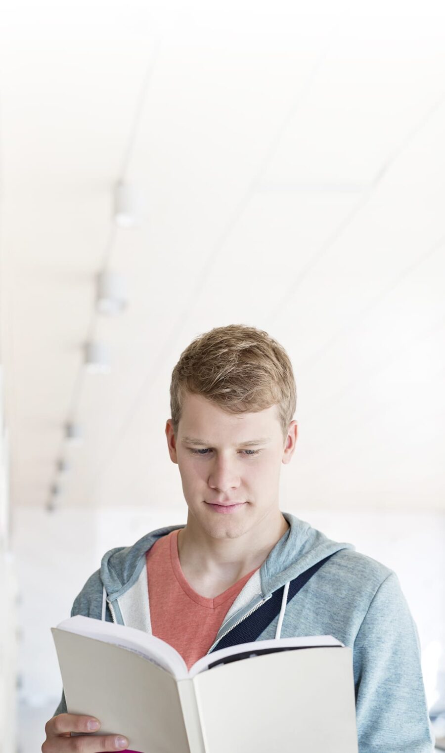 Ein junger Mann liest ein Buch