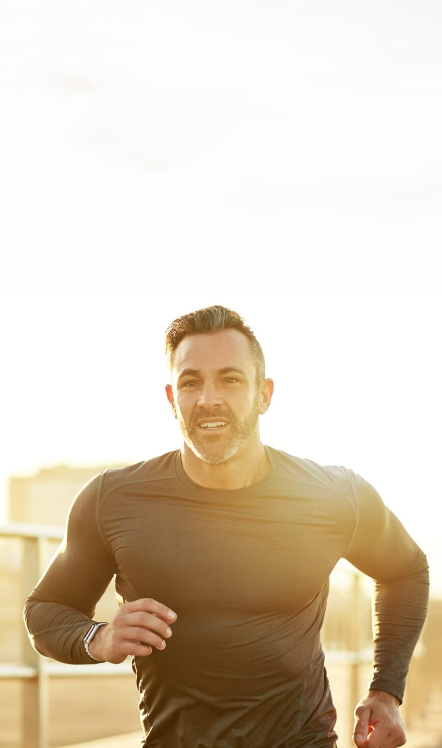 Ein Mann joggt im Sonnenuntergang