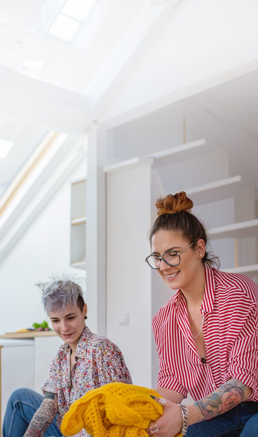 Zwei Frauen schauen ihre Klamotten an