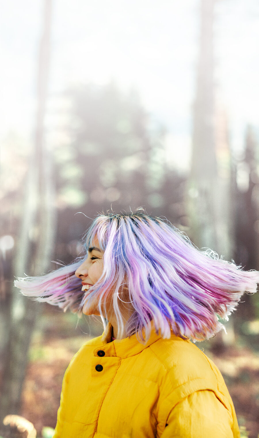 Ein Teenie mit bunten Haaren und Nuerodermitis ist im Wald spazieren