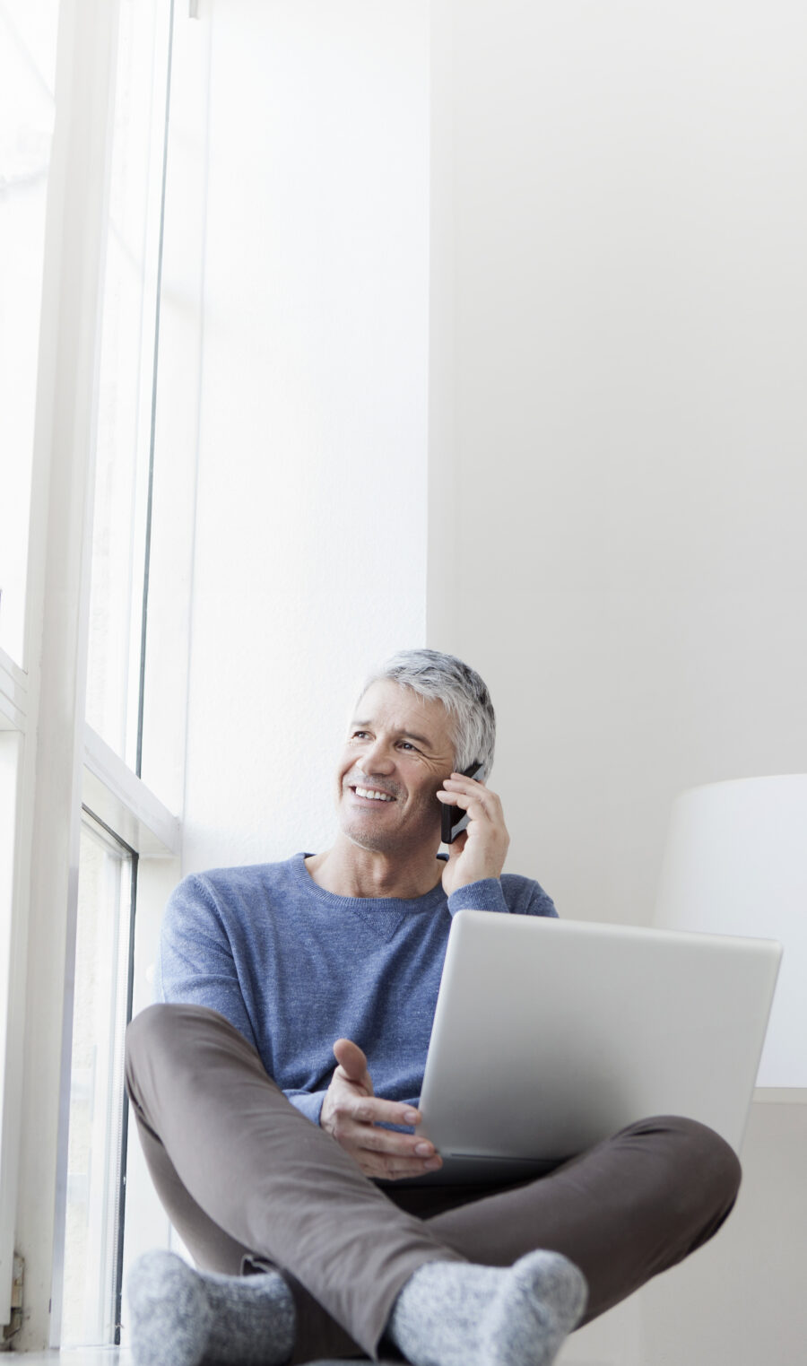 Ein Mann informiert sich am Laptop über Psoriasis