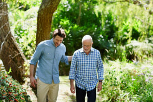 Vater und Sohn bei einem Spaziergang