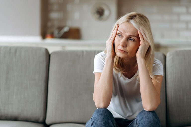 Frau mit fatigue sympthomen bei Psoriasis Arthritis