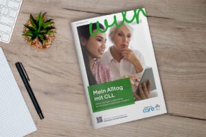 Die neue Broschüe "Mein Alltag mit CLL" auf einem Schreibtisch