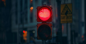 Eine Ampel leuchtet im dunklen rot