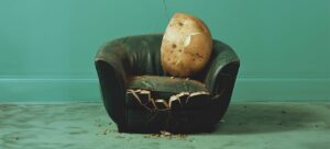 Eine Kartoffel auf dem Sofa
