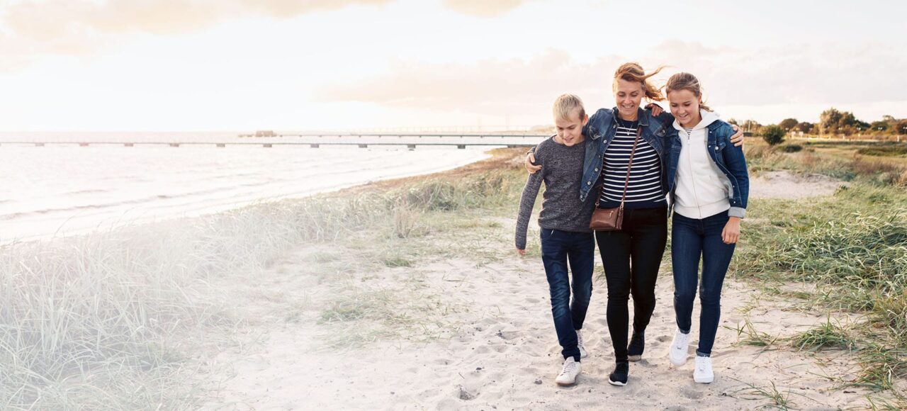 Mutter mit ihren Kindern am Strand