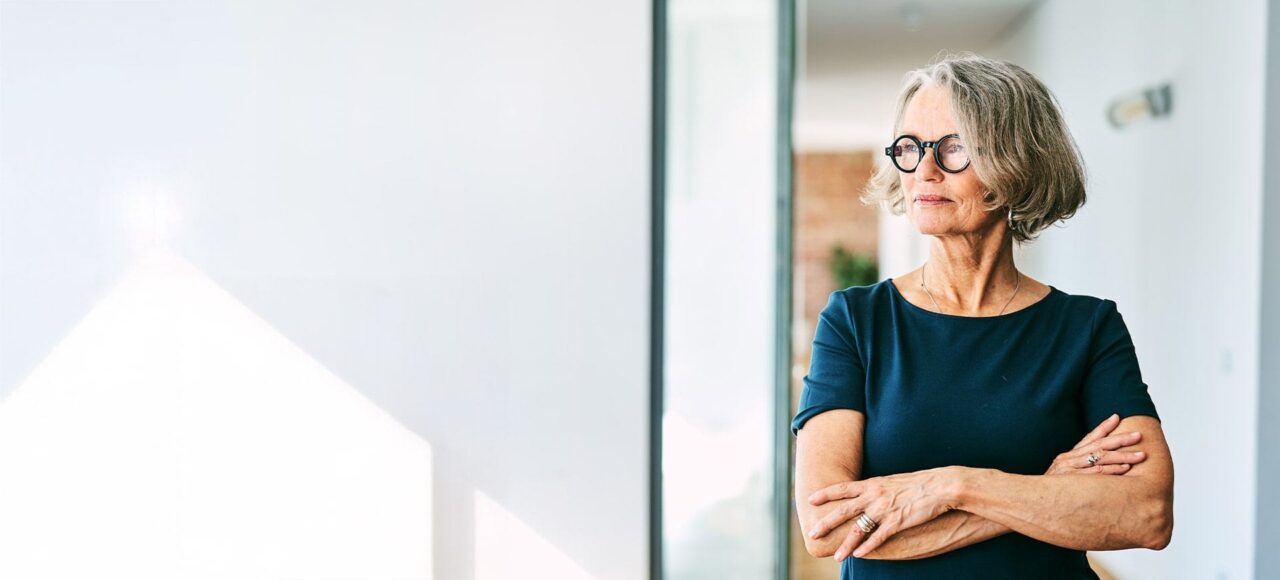 Frau mit Risenezellarteriitis schaut hinaus