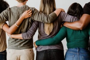 5 Menschen mit Migräne in der Reihe umarmen sich gehenseitig
