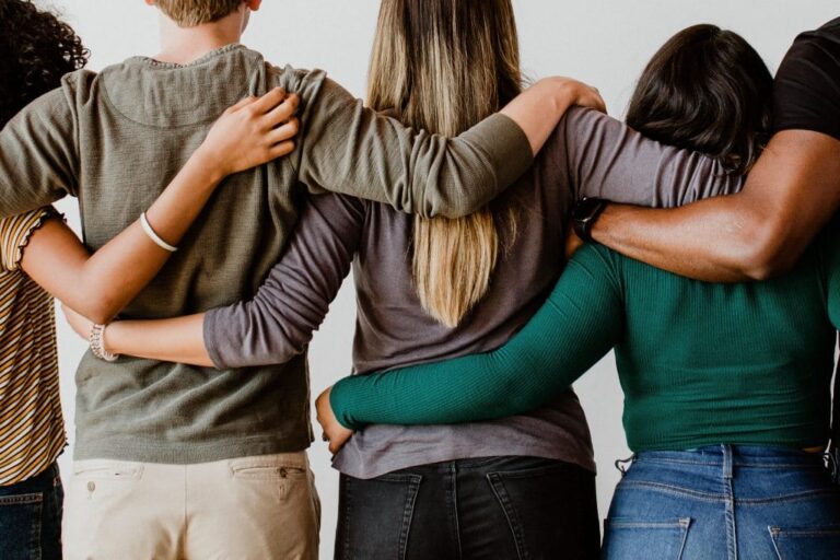 5 Menschen mit Migräne in der Reihe umarmen sich gehenseitig