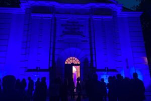 Sophienkirche unter blauem Licht