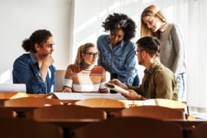 Eine Gruppe von Studenten beim Lernen