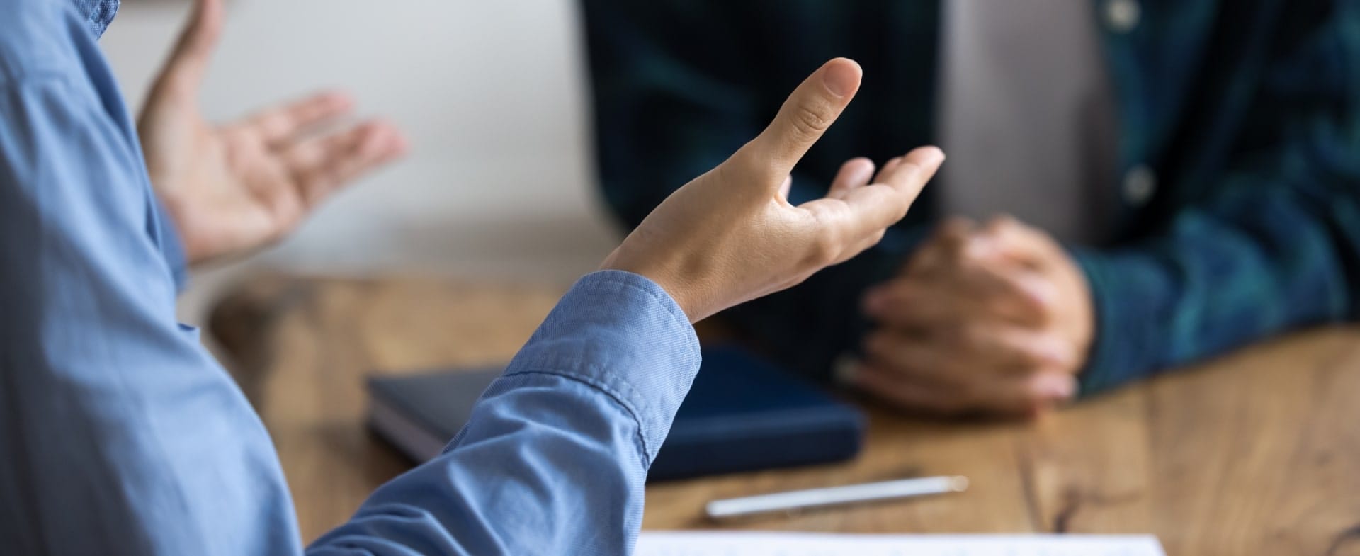 Zwei Personen sitzen sich gestikulierend gegenüber