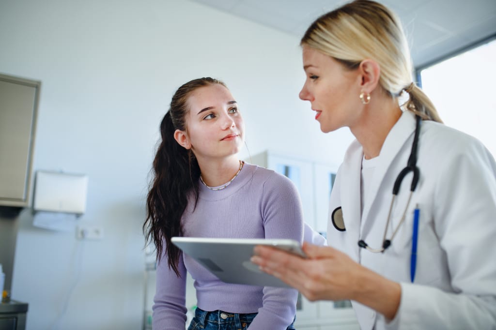 Junge Patient informiert sich über den nötigen Impfschutz bei Morbus Crohn