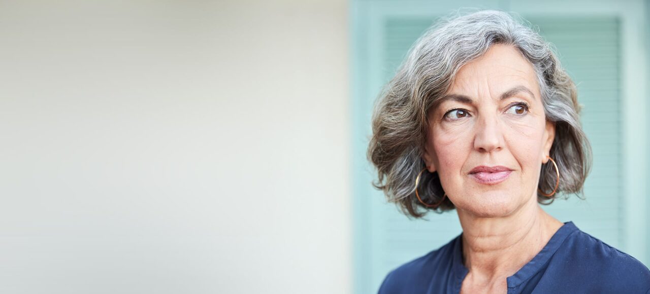 Frau mit grauen schulterlangen Haaren