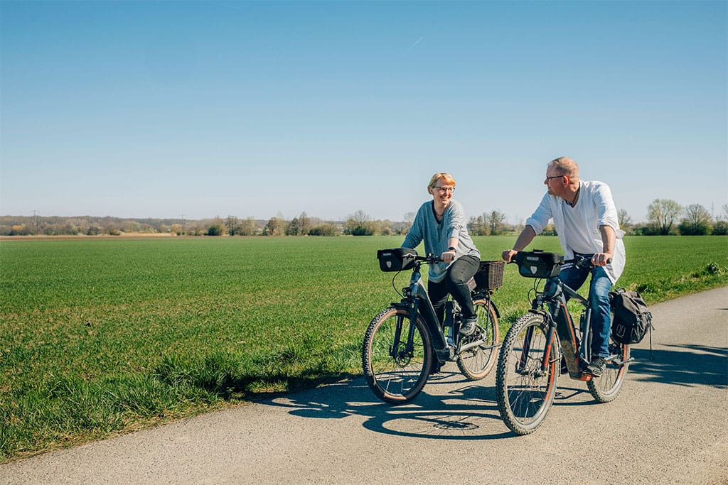 Jan fährt mit seiner Frau zusammen Fahrrad