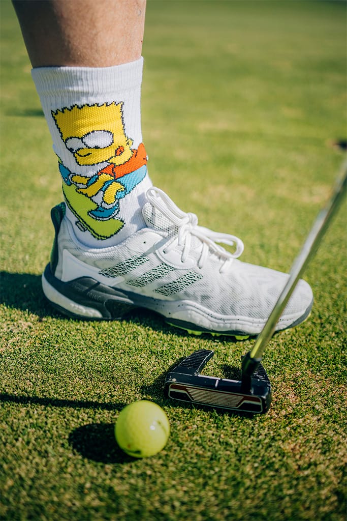 Jan mit seinen Bart Simpson Socken beim Golfen