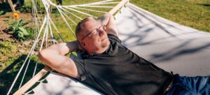 Jan liegt in seinem Garten in der Hängematte