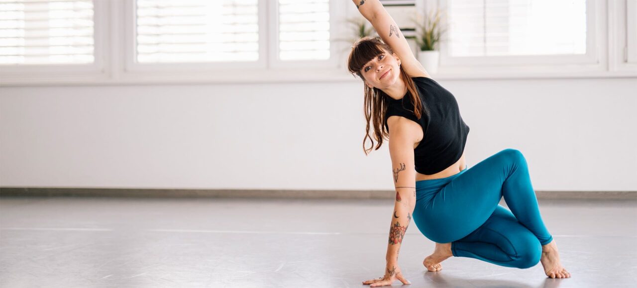 Junge Frau übt eine Choreografie im Tanzstudio