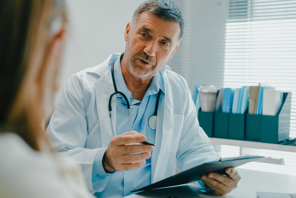 Patientin unterhält sich mit Ihrem Arzt zur AML-Behandlung