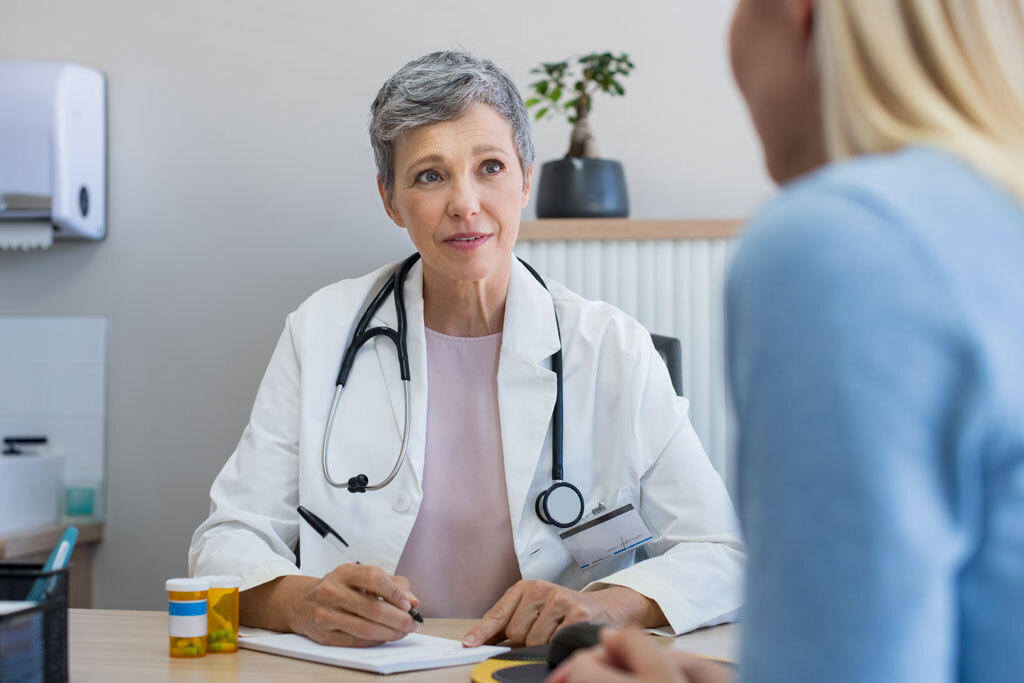 Patientin unterhält sich mit Ihrer Ärztin zur CLL-Behandlung