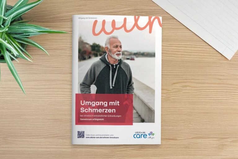 Eine Frau mittleren Alters mit dem Handy in der Hand wartet am Bahnhof auf Ihren Zug