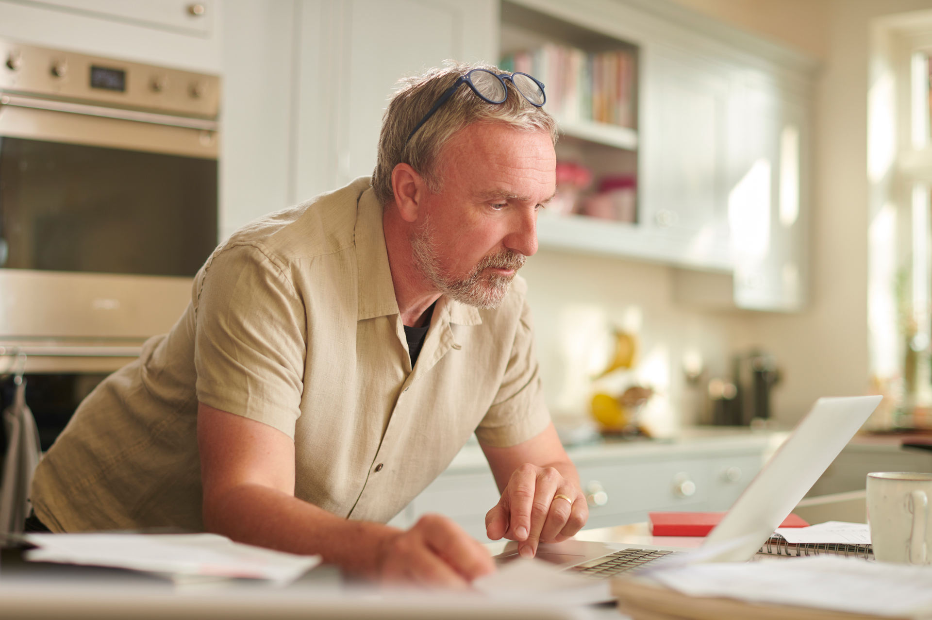 Mann mit Parkinson informiert sich über die Erkrankung