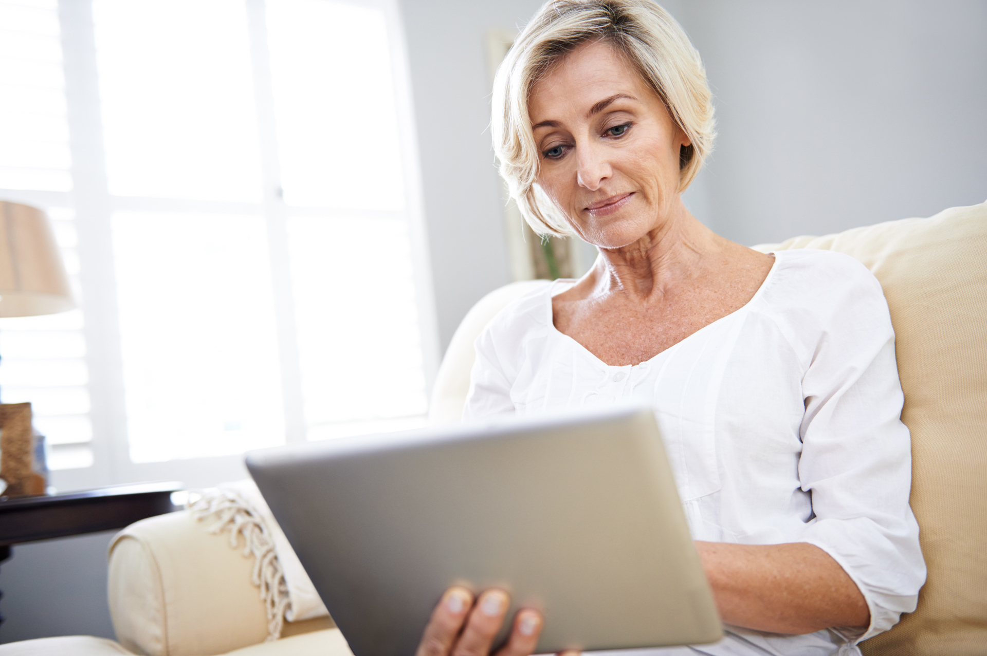 Angehörige eines Parkinson-Erkrankten informiert sich am Tablet