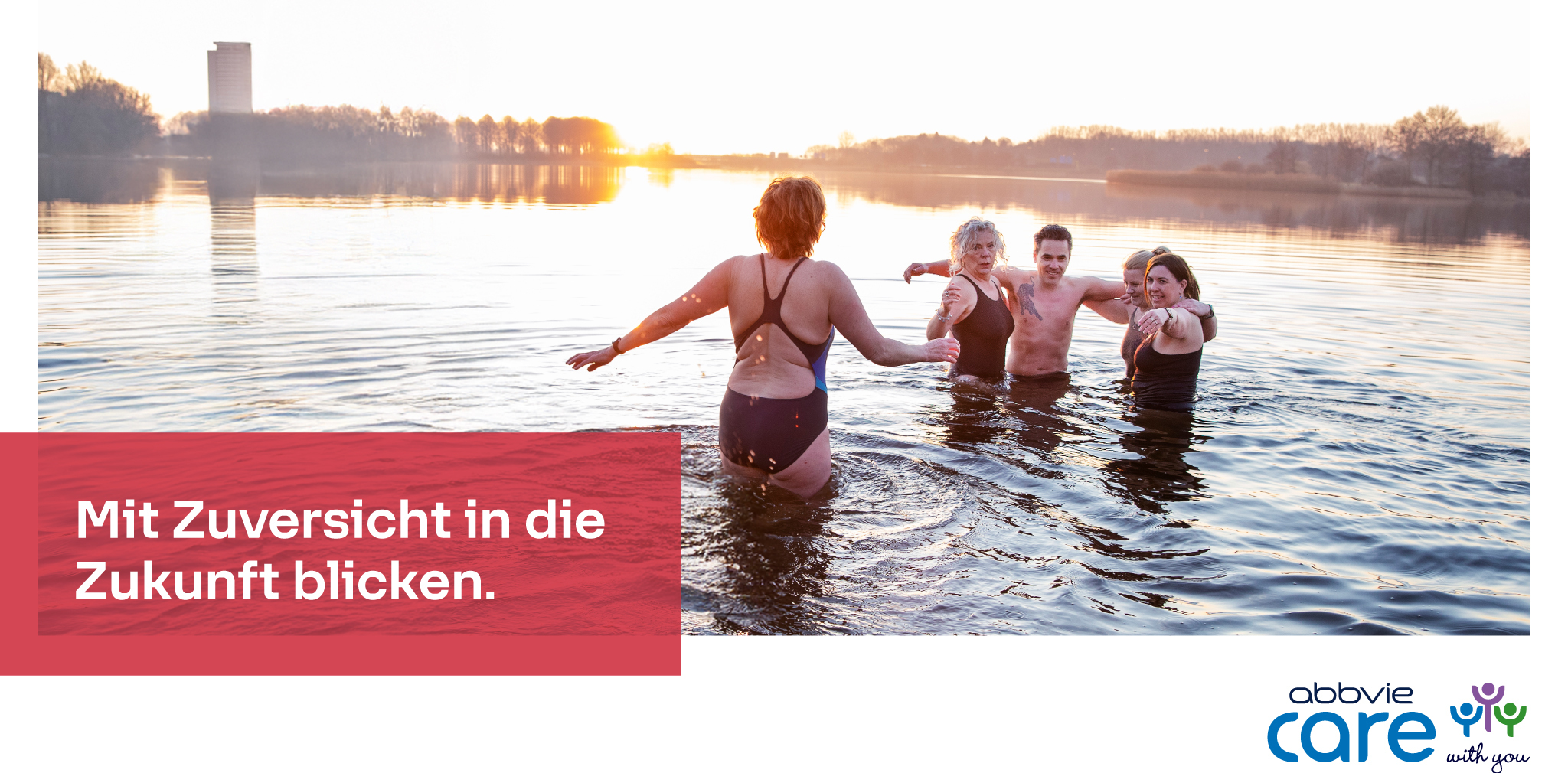 Gruppe Personen mit Badeklamotten im Wasser.