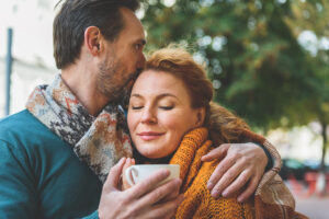 Mann mit Parkinson nimmt seine Frau in den Arm