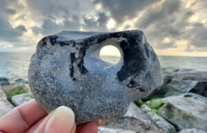 Horizont durch Loch im Stein sichtbar