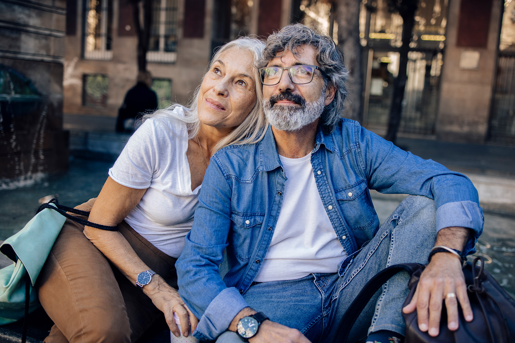 Reisen mit Rheuma: Paar im Urlaub