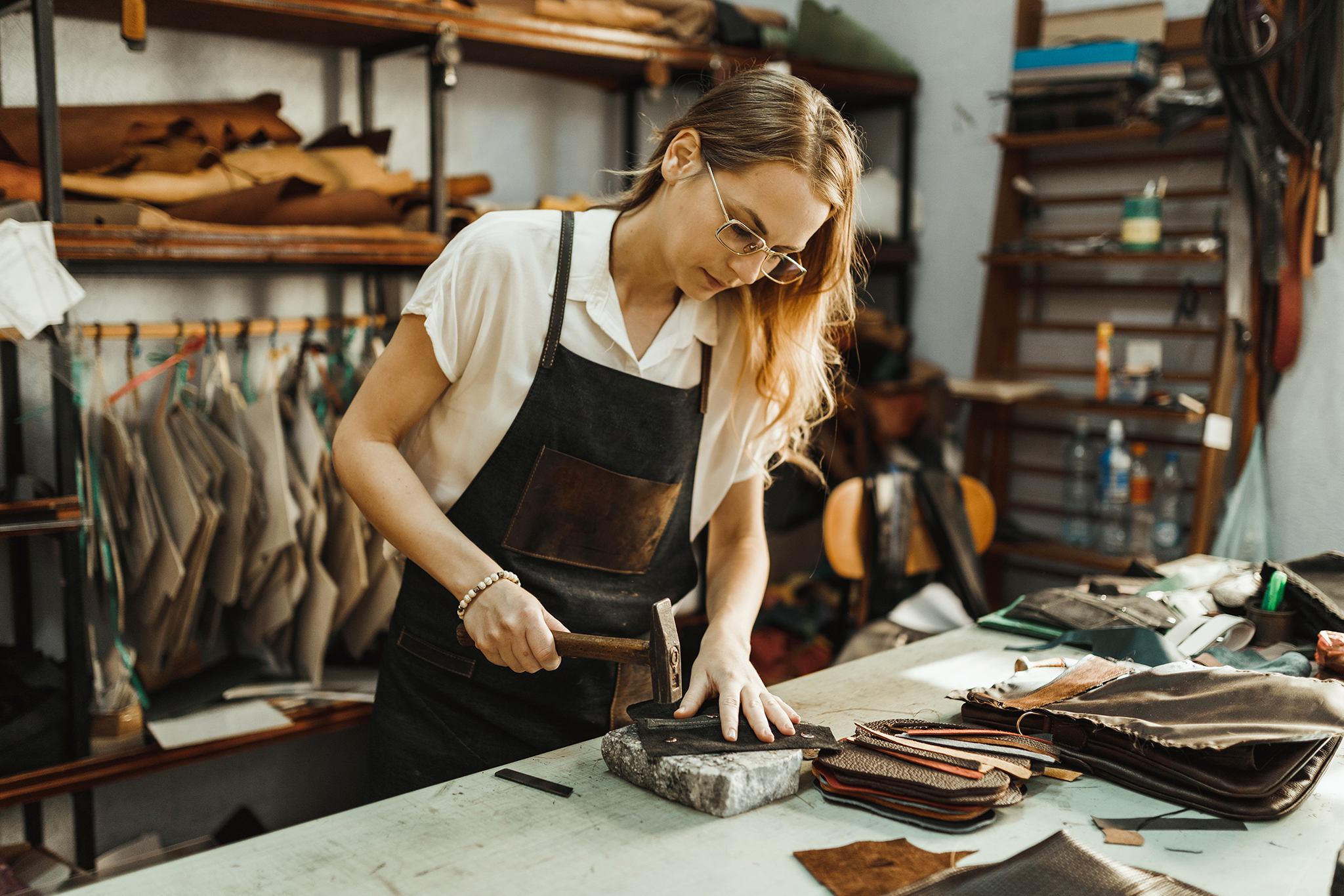 Eine Frau am Arbeitsplatz: Beruf und Rheuma