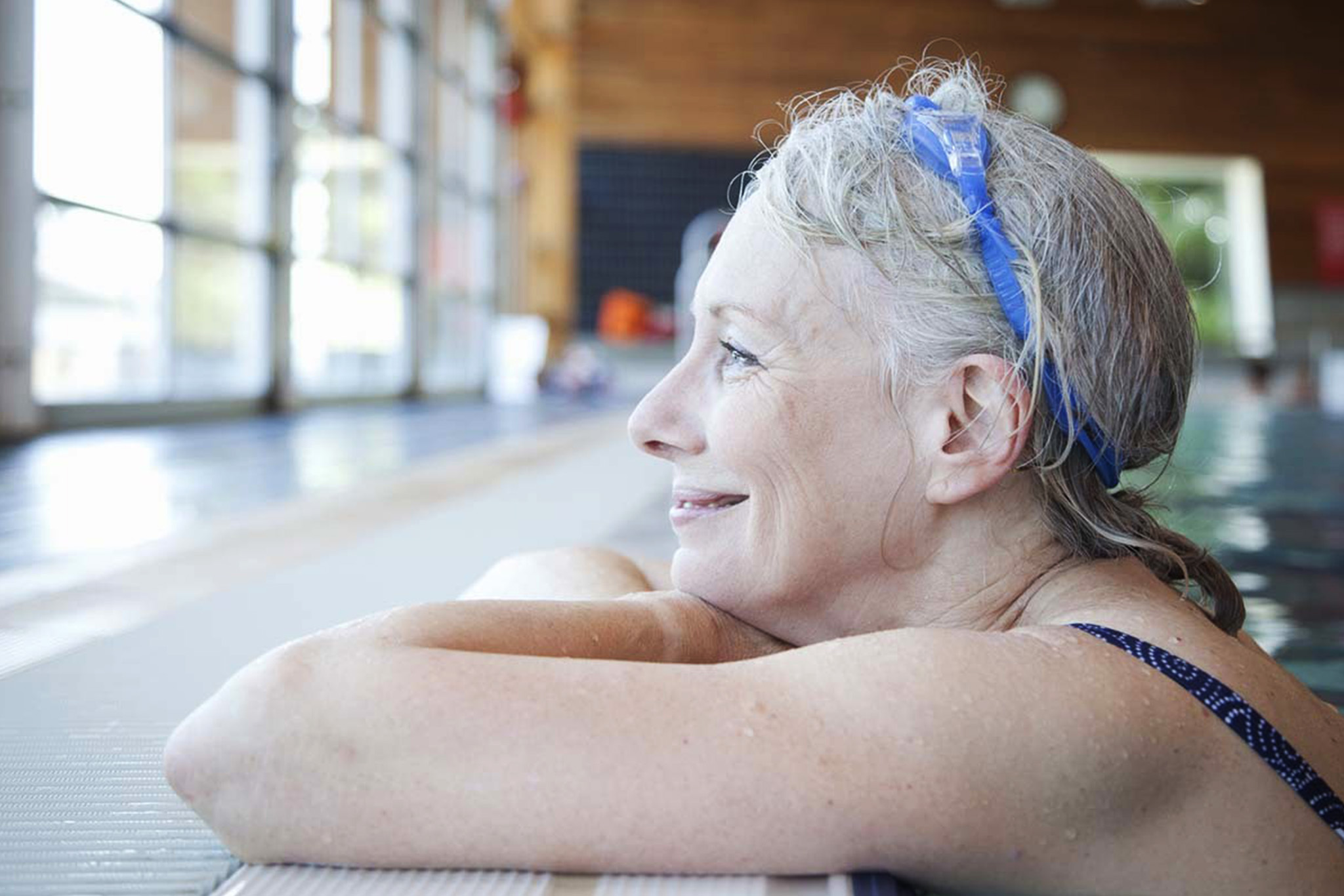Eine Frau im Schwimmbad: Sport bei Rheuma