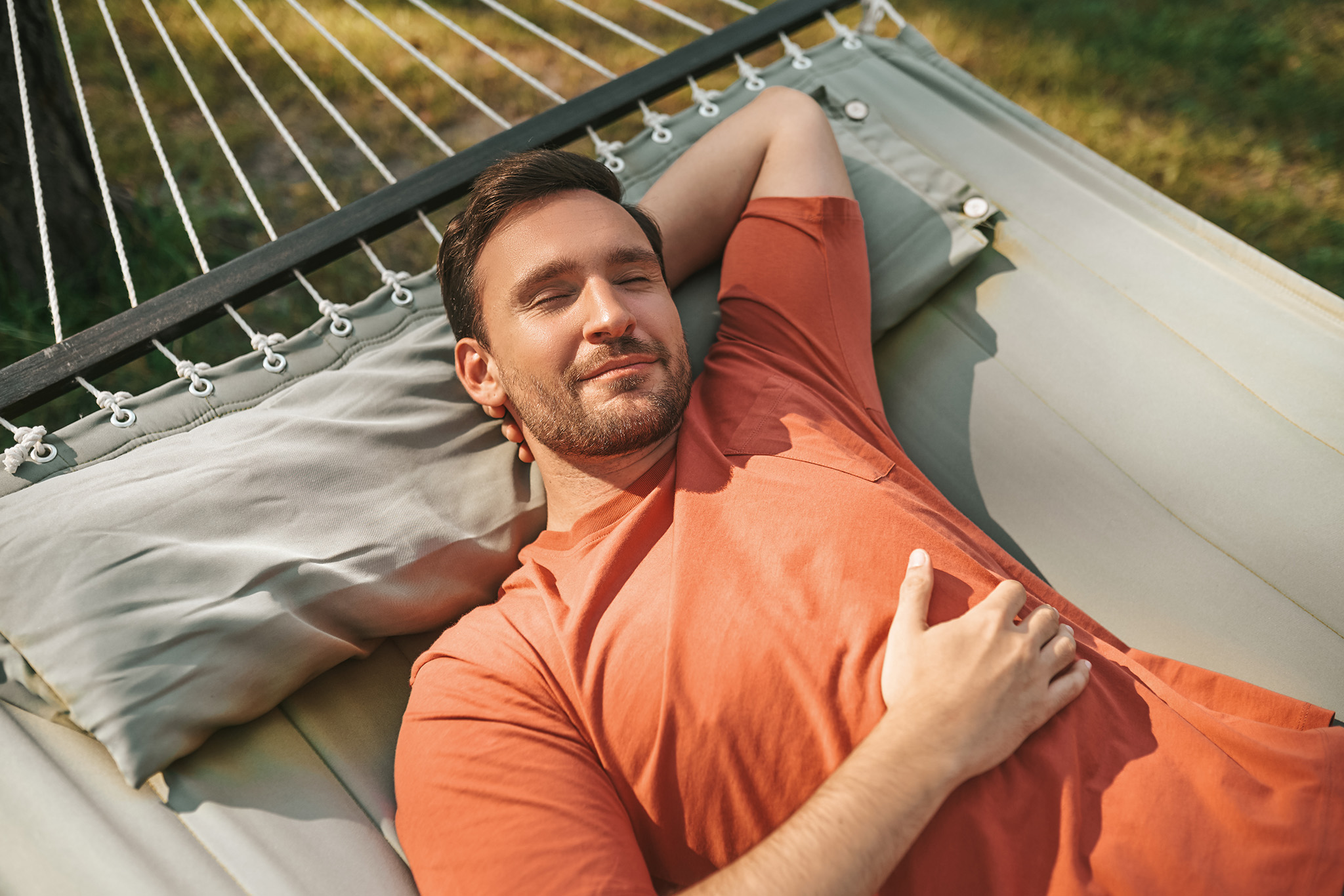 Stressbewältigung bei Rheuma: Mann entspannt sich