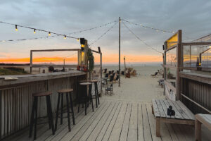 Holzsteg am Strand bei Sonnenuntergang