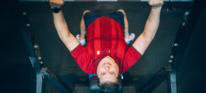 Michael beim Bankdrücken im Fitnessstudio