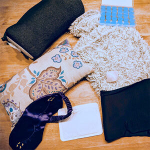 Weihnachtsartikel auf einem Tisch