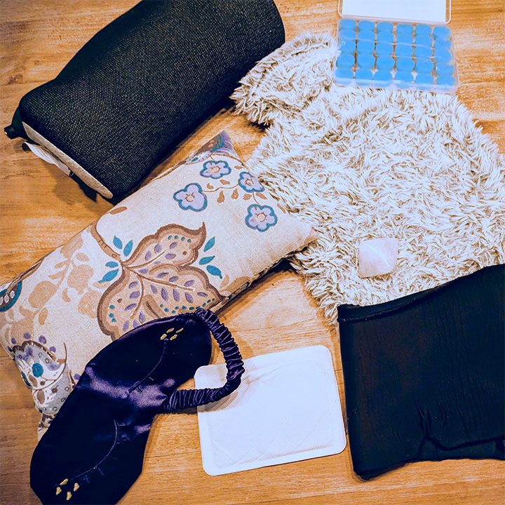 Weihnachtsartikel auf einem Tisch