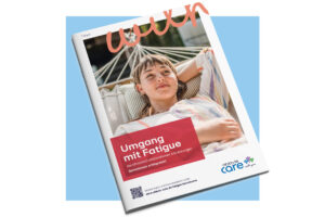 Vater und Sohn machen eine Pause vom Sport und sitzen auf der Bank um etwas zu trinken