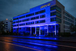 Cover der neu aufgesetzten Broschüren zum Umgang mit Schmerzen von AbbVie Care