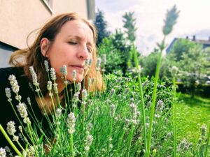 Tanja riecht an einem Busch Lavendel um sich zu beruhigen