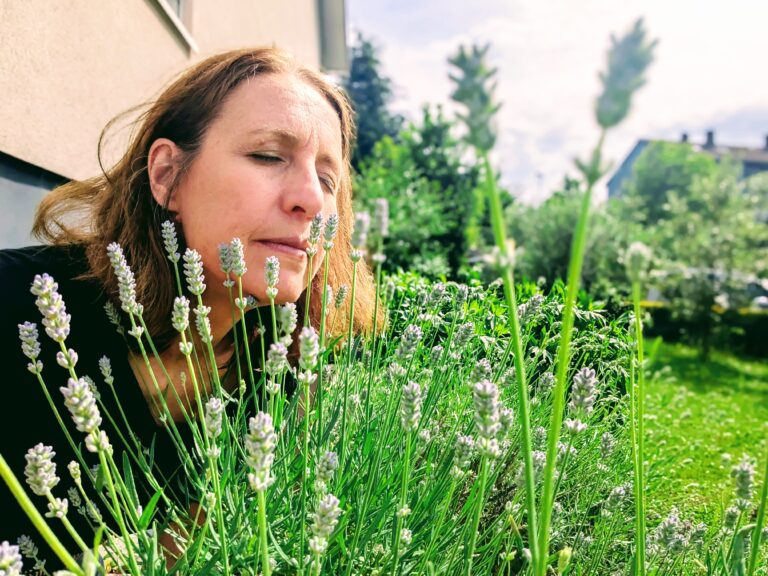 Tanja riecht an einem Busch Lavendel um sich zu beruhigen